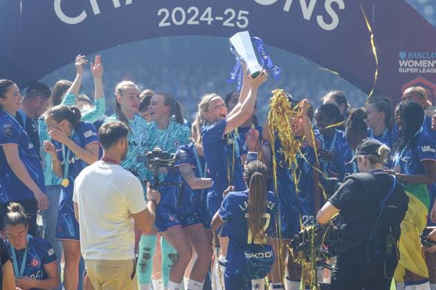 Erin Cuthbert of Chelsea lifts the Barclays Women s Super League trophy Chelsea v Liverpool, Football, Barclays Women s Super League, Stamford Bridge, London, UK - 10 05 25 EDITORIAL USE ONLY No use with unauthorised audio, video, data, fixture lists (outside the EU), club league logos or live services. Online in-match use limited to 45 images (+15 in extra time). No use to emulate moving images. No use in betting, games or Copyright: xAnthonyxHanc Shutterstockx 15292910dp