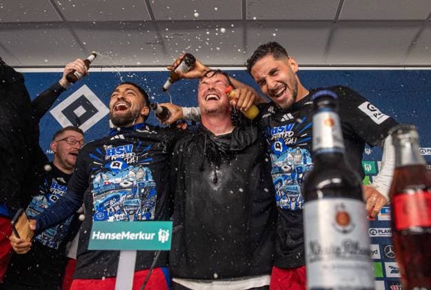 Fussball, Herren, Saison 2024 2025, 2. Bundesliga (33. Spieltag), Hamburger SV - SSV Ulm, der HSV feiert den Aufstieg in die 1. Bundesliga, im Bild: v.l. Immanuel Pherai (HSV) und Ludovit Reis (HSV) verteilen Bierduschen an Trainer Merlin Polzin (HSV), 10.05. 2025,
