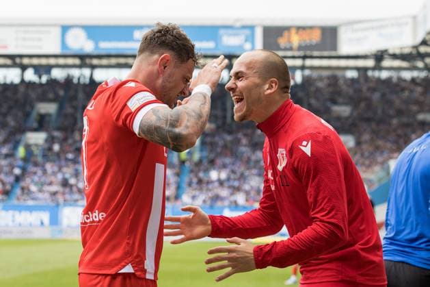 Rostock, Deutschland 10. Mai 2025: 3. Liga - 2024 2025 - FC Hansa Rostock vs. FC Energie Cottbus Im Bild: li. Timmy Thiele (Energie Cottbus) jubelt nach seinem Tor zum 0:2 mit Phil Halbauer (Energie Cottbus) DFB regulations prohibit any use of photographs as image sequences and or quasi-video. Ostseestadion Mecklenburg-Vorpommern Copyright: xFotostandx xWeilandx