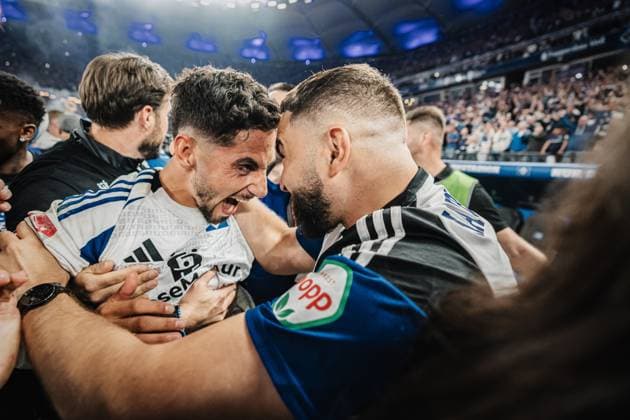 Fußball Männer Saison 2024 2025 2. Fußball-Bundesliga 33. Spieltag Hamburger SV vs. SSV Ulm 1846 10.05.2025 Ludovit Reis ( 14, HSV) feiert mit einem Fan den Aufstieg Hamburg Volksparkstadion Hamburg Deutschland