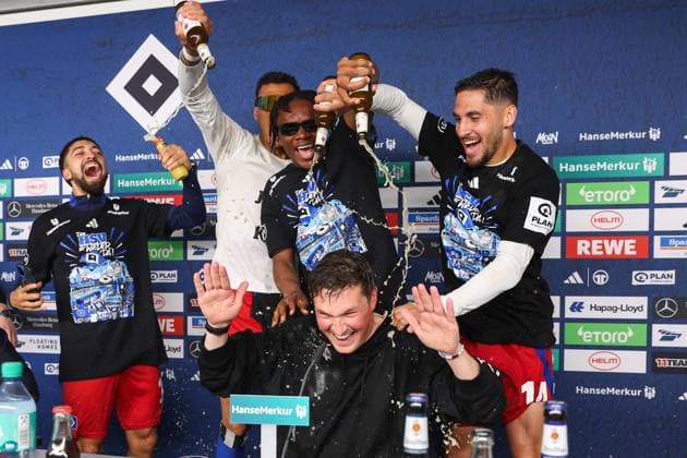 2. Bundesliga - Hamburger SV - SSV Ulm am 10.05.2025 im Volksparkstadion in Hamburg Trainer Merlin Polzin (Hamburg) wird auf der Pressekonferenz mit einer Bierdusche überrascht