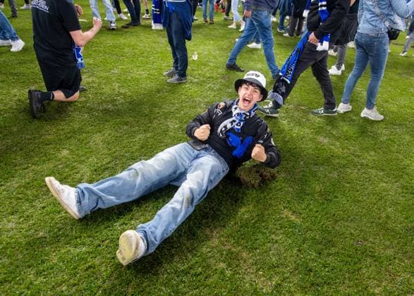 Fussball, Herren, Saison 2024 2025, 2. Bundesliga (33. Spieltag), Hamburger SV - SSV Ulm, der HSV feiert den Aufstieg in die 1. Bundesliga, Platzsturm der Fans, sie rissen Rasenstücke heraus, 10.05. 2025,