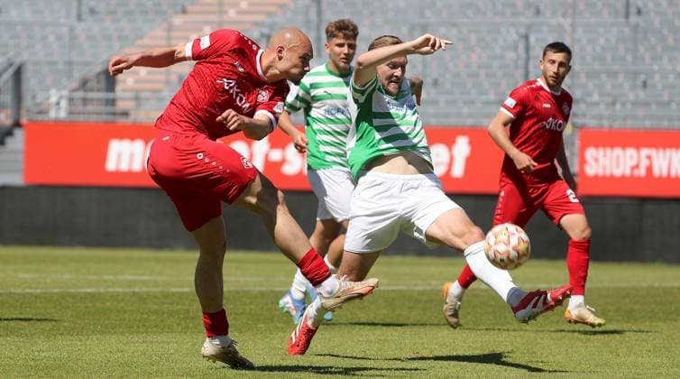 10.05.2025, Herren, Fussball, Saison 2024 2025, Regionalliga Bayern, 33. Spieltag: FC Wuerzburger Kickers - SpVgg Greuther Fuerth II v.li.: Alem Japaur (FC Wuerzburger Kickers), Yannick Scholz (SpVgg Greuther Fuerth II) Wuerzburg AKON ARENA Bayern Deutschland