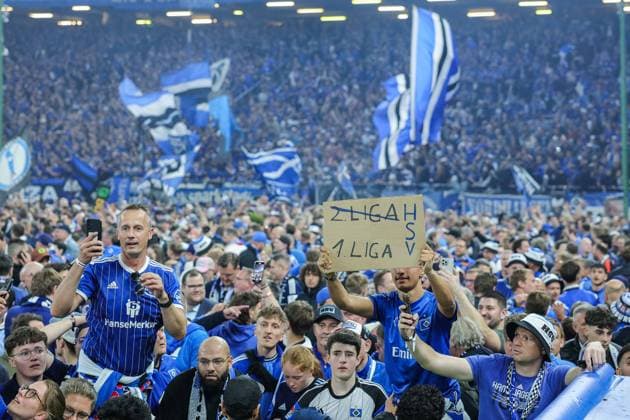 Fußball 2. Bundesliga 33. Spieltag Hamburger SV - SSV Ulm 1846 Fußball am 10.05.2025 im Volksparkstadion in Hamburg Ein Fan hält ein Schild mit der Aufschrift: 2. Liga 1. Liga DFL regulations prohibit any use of photographs as image sequences and or quasi-video.