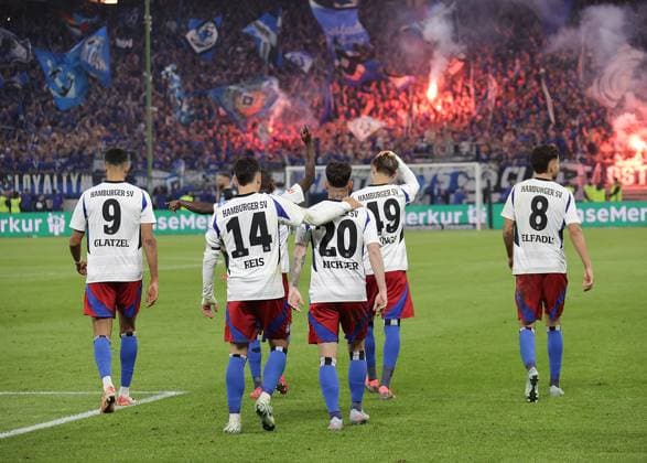 Jubelnde HSV er Fussball, Herren, Saison 2024 2025, 2.BL, Volksparkstadion, Hamburger SV, 33.Spieltag, HSV-SSV Ulm, 6-1 HSV Aufsteiger in die 1.Liga und Ulm Absteiger in die 3.Liga DFL REGULATIONS PROHIBIT ANY USE OF PHOTOGRAPHS AS IMAGE SEQUENCES AND OR QUASI-VIDEO.