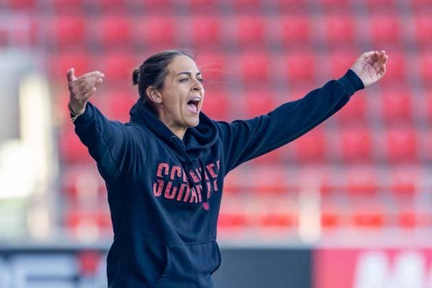 Sport Themen der Woche KW19 Ingolstadt, Deutschland 10. Mai 2025: 3. Liga - 2024 2025 - FC Ingolstadt 04 vs. SV Wehen Wiesbaden Im Bild: Trainerin Sabrina Wittmann (FCI) gestikuliert auf dem Spielfeld. DFB regulations prohibit any use of photographs as image sequences and or quasi-video Audi Sportpark Bayern *** Ingolstadt, Germany 10 May 2025 3 Liga 2024 2025 FC Ingolstadt 04 vs SV Wehen Wiesbaden In the picture coach Sabrina Wittmann FCI gesticulates on the pitch DFB regulations prohibit any use of photographs as image sequences and or quasi video Audi Sportpark Bayern Copyright: xFotostandx xSchäferx