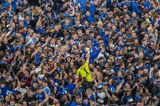Sport Bilder des Tages Hamburger SV vs SSV ULM 6:1 10.05.2025, Volksparkstadion, BundesLigaspiel, 2. Bundesliga, Hamburger SV vs SSV ULM 6:1 im Bild: Es ist geschachfft! HSV hat den Aufstieg geschafft! Freude über all! Daniel Heuer Fernandes HAmburger SV lässt sich feiern! Â