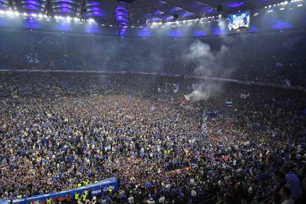 GER; 2. FBL,, Hamburger SV vs SSV Ulm 1846 10.05.2025, Volksparkstadion, Hamburg, GER; 2. FBL, Hamburger SV vs SSV Ulm 1846 im Bild Feature die Zuschauer stuermen den Platz und feiern ihre Mannschaft