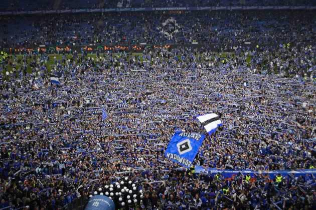 GER; 2. FBL,, Hamburger SV vs SSV Ulm 1846 10.05.2025, Volksparkstadion, Hamburg, GER; 2. FBL, Hamburger SV vs SSV Ulm 1846 im Bild Feature die Zuschauer stuermen den Platz und feiern ihre Mannschaft