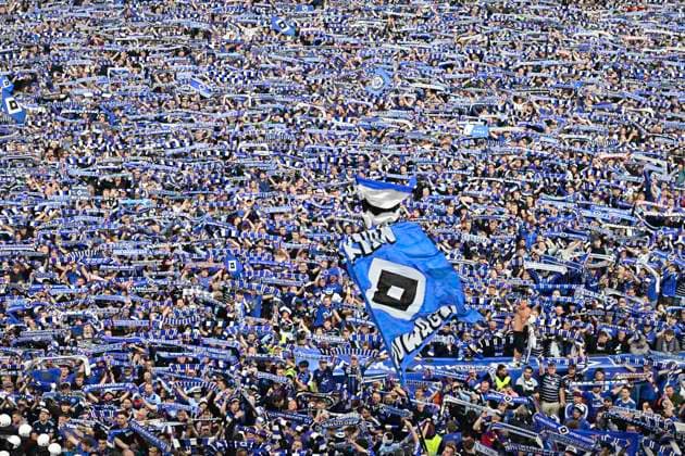 GER; 2. FBL,, Hamburger SV vs SSV Ulm 1846 10.05.2025, Volksparkstadion, Hamburg, GER; 2. FBL, Hamburger SV vs SSV Ulm 1846 im Bild Feature die Zuschauer stuermen den Platz und feiern ihre Mannschaft