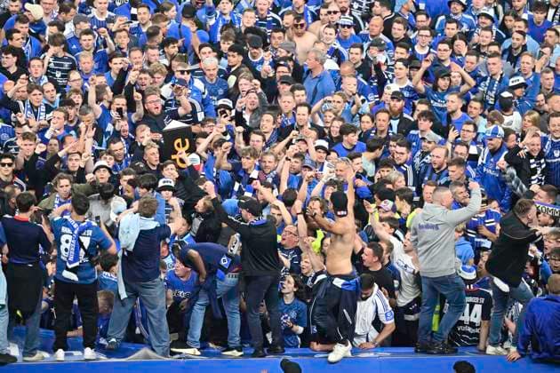 GER; 2. FBL,, Hamburger SV vs SSV Ulm 1846 10.05.2025, Volksparkstadion, Hamburg, GER; 2. FBL, Hamburger SV vs SSV Ulm 1846 im Bild Feature die Zuschauer stuermen den Platz