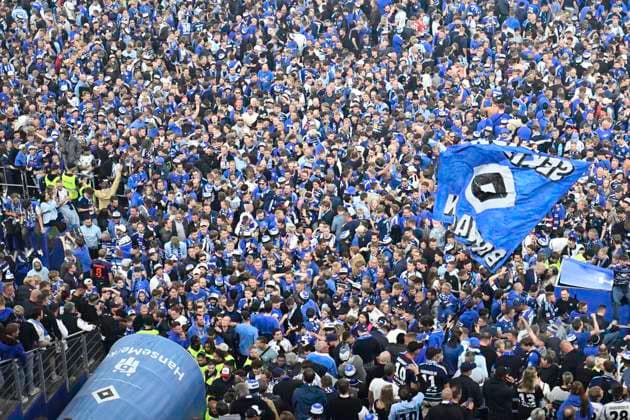 GER; 2. FBL,, Hamburger SV vs SSV Ulm 1846 10.05.2025, Volksparkstadion, Hamburg, GER; 2. FBL, Hamburger SV vs SSV Ulm 1846 im Bild Feature die Zuschauer stuermen den Platz