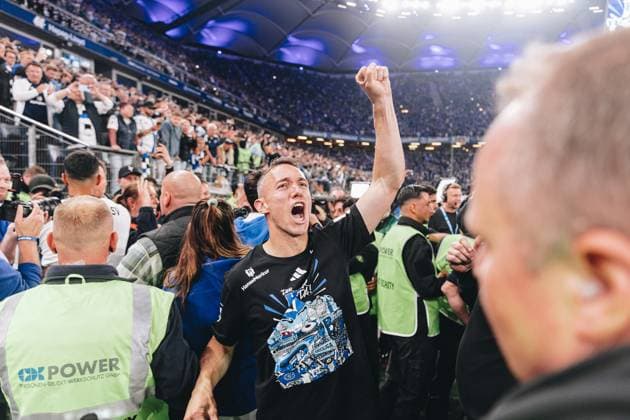Fußball I Herren I Saison 2024-2025 I 2. Bundesliga I 33. Spieltag I Hamburger SV - SSV Ulm I 10.05.2025 Silvan Hefti (30, Hamburger SV) feiert den Sieg. Hamburg Volksparkstadion Hamburg Deutschland