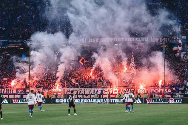 Fußball I Herren I Saison 2024-2025 I 2. Bundesliga I 33. Spieltag I Hamburger SV - SSV Ulm I 10.05.2025 Die Fans vom Hamburger SV feiern den Aufstieg. Hamburg Volksparkstadion Hamburg Deutschland
