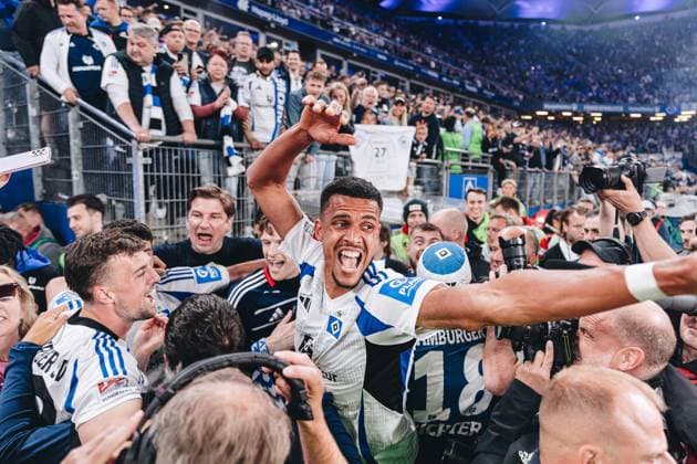 Fußball I Herren I Saison 2024-2025 I 2. Bundesliga I 33. Spieltag I Hamburger SV - SSV Ulm I 10.05.2025 Robert Glatzel (9, Hamburger SV) feiert den Sieg. Hamburg Volksparkstadion Hamburg Deutschland