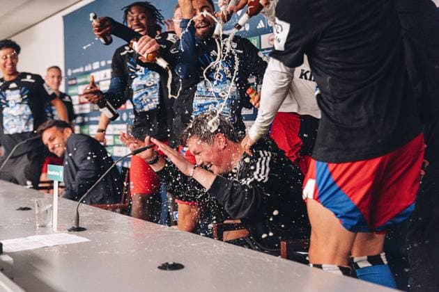 Fußball I Herren I Saison 2024-2025 I 2. Bundesliga I 33. Spieltag I Hamburger SV - SSV Ulm I 10.05.2025 Merlin Polzin (Trainer, Hamburger SV) wird mit Bier bekippt. Hamburg Volksparkstadion Hamburg Deutschland