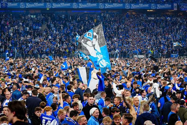 Fans feiern mit Platzsturm Aufstieg des Hamburger SV GER, Hamburger SV vs. SSV Ulm, Fussball, 2. Bundesliga, Spieltag 33, Saison 2024 2025, 10.05.2025 DFL REGULATIONS PROHIBIT ANY USE OF PHOTOGRAPHS AS IMAGE SEQUENCES AND OR QUASI-VIDEO GER, Hamburger SV vs. SSV Ulm, Fussball, 2. Bundesliga, Spieltag 33, Saison 2024 2025, 10.05.2025 Hamburg