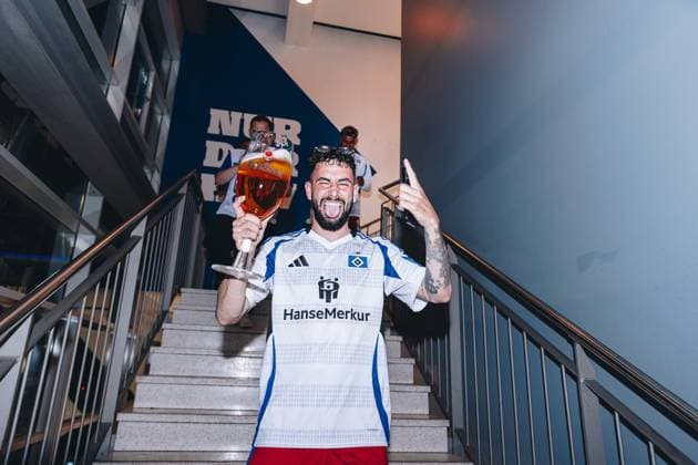 Fußball I Herren I Saison 2024-2025 I 2. Bundesliga I 33. Spieltag I Hamburger SV - SSV Ulm I 10.05.2025 Marco Richter (20, Hamburger SV) feiert. Hamburg Volksparkstadion Hamburg Deutschland