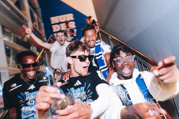 Fußball I Herren I Saison 2024-2025 I 2. Bundesliga I 33. Spieltag I Hamburger SV - SSV Ulm I 10.05.2025 Otto Stange (49, Hamburger SV) feiert den Aufstieg. Hamburg Volksparkstadion Hamburg Deutschland