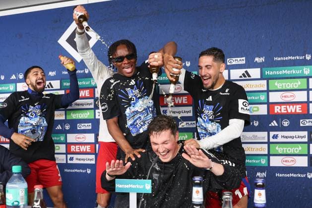 2. Bundesliga - Hamburger SV - SSV Ulm am 10.05.2025 im Volksparkstadion in Hamburg Trainer Merlin Polzin (Hamburg) wird auf der Pressekonferenz mit einer Bierdusche u.a. Immanuel Pherai (Hamburg 10) , Ludovit Reis (Hamburg 14) überrascht