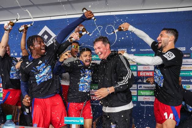 2. Bundesliga - Hamburger SV - SSV Ulm am 10.05.2025 im Volksparkstadion in Hamburg Trainer Merlin Polzin (Hamburg) wird auf der Pressekonferenz mit einer Bierdusche u.a. Immanuel Pherai (Hamburg 10) , Ludovit Reis (Hamburg 14) überrascht