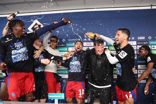 2. Bundesliga - Hamburger SV - SSV Ulm am 10.05.2025 im Volksparkstadion in Hamburg Trainer Merlin Polzin (Hamburg) wird auf der Pressekonferenz mit einer Bierdusche u.a. Joel Agyekum (Hamburg 39) , Immanuel Pherai (Hamburg 10) , Ludovit Reis (Hamburg 14) überrascht