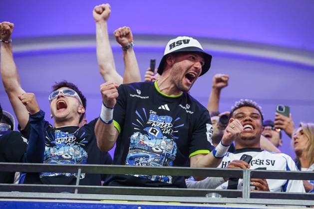 2. Bundesliga - Hamburger SV - SSV Ulm am 10.05.2025 im Volksparkstadion in Hamburg Torwart Daniel Heuer Fernandes (Hamburg 1) jubelt und freut sich