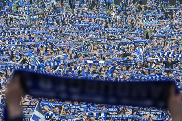 2. Bundesliga - Hamburger SV - SSV Ulm am 10.05.2025 im Volksparkstadion in Hamburg Die Fans des Hamburger SV haben den Platz gestürmt und präsentieren eine Schalparade auf dem Platz
