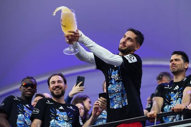2. Bundesliga - Hamburger SV - SSV Ulm am 10.05.2025 im Volksparkstadion in Hamburg Ludovit Reis (Hamburg 14) mit einem großen Bierglas