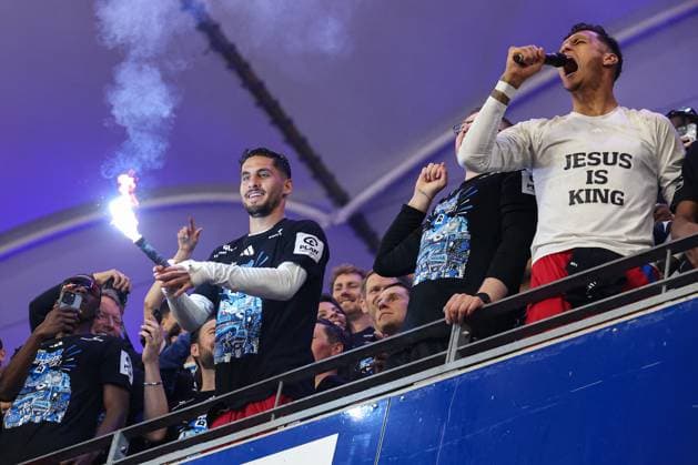 2. Bundesliga - Hamburger SV - SSV Ulm am 10.05.2025 im Volksparkstadion in Hamburg Ludovit Reis (Hamburg 14) zündet einen Bengalo und Davie Selke (Hamburg 27) am Mikrofon