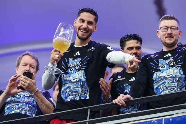 2. Bundesliga - Hamburger SV - SSV Ulm am 10.05.2025 im Volksparkstadion in Hamburg Ludovit Reis (Hamburg 14) mit einem großen Bierglas