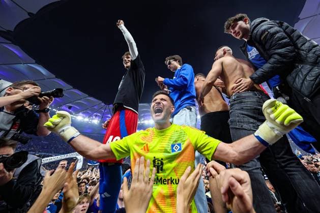 2. Bundesliga - Hamburger SV - SSV Ulm am 10.05.2025 im Volksparkstadion in Hamburg Torwart Daniel Heuer Fernandes (Hamburg 1) jubelt und freut sich mit den Fans