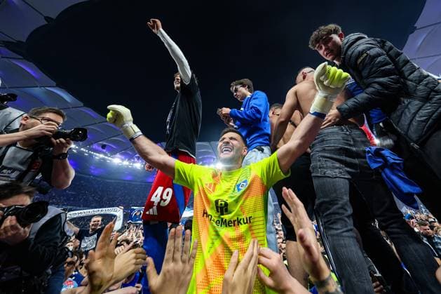 2. Bundesliga - Hamburger SV - SSV Ulm am 10.05.2025 im Volksparkstadion in Hamburg Torwart Daniel Heuer Fernandes (Hamburg 1) jubelt und freut sich mit den Fans