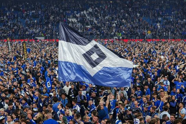 2. Bundesliga - Hamburger SV - SSV Ulm am 10.05.2025 im Volksparkstadion in Hamburg Die Fans des Hamburger SV mit einem Platzsturm zum Aufstieg