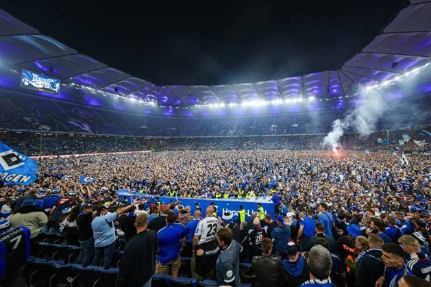 2. Bundesliga - Hamburger SV - SSV Ulm am 10.05.2025 im Volksparkstadion in Hamburg Die Fans des Hamburger SV mit einem Platzsturm zum Aufstieg