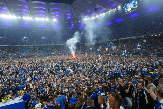 2. Bundesliga - Hamburger SV - SSV Ulm am 10.05.2025 im Volksparkstadion in Hamburg Die Fans des Hamburger SV mit einem Platzsturm zum Aufstieg