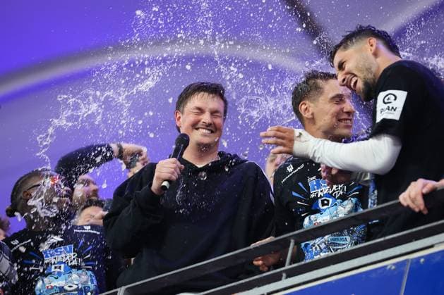 2. Bundesliga - Hamburger SV - SSV Ulm am 10.05.2025 im Volksparkstadion in Hamburg Trainer Merlin Polzin (Hamburg) wird mit Bier übergossen