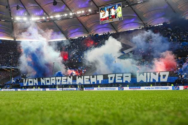 2. Bundesliga - Hamburger SV - SSV Ulm am 10.05.2025 im Volksparkstadion in Hamburg Die Fans des Hamburger SV mit einer Choreographie und Pyroshow