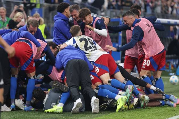 2. Bundesliga - Hamburger SV - SSV Ulm am 10.05.2025 im Volksparkstadion in Hamburg Jubel, Torjubel, Torschuetze, Torschütze Davie Selke (Hamburg 27) jubelt nach seinem Tor zum 3 zu 1 mit der Mannschaft