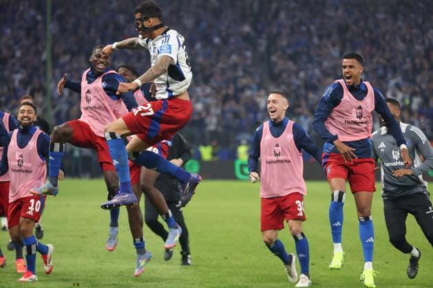 2. Bundesliga - Hamburger SV - SSV Ulm am 10.05.2025 im Volksparkstadion in Hamburg Jubel, Torjubel, Torschuetze, Torschütze Davie Selke (Hamburg 27) jubelt nach seinem Tor zum 3 zu 1 mit der Mannschaft