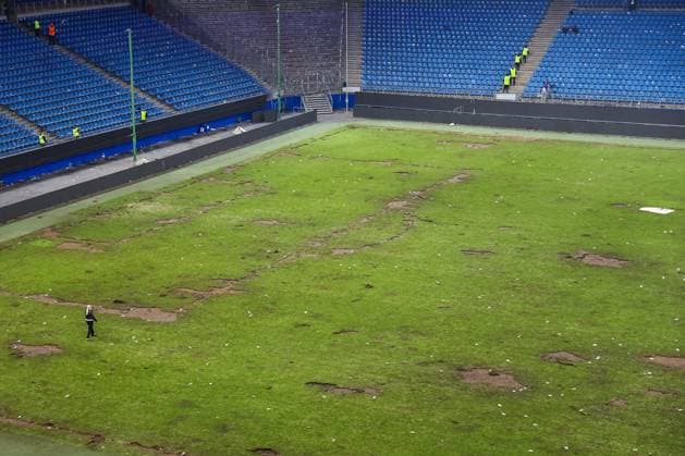 2. Bundesliga - Hamburger SV - SSV Ulm am 10.05.2025 im Volksparkstadion in Hamburg Der Rasen nach dem Platzsturm