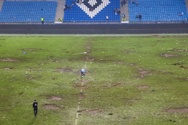 2. Bundesliga - Hamburger SV - SSV Ulm am 10.05.2025 im Volksparkstadion in Hamburg Der Rasen nach dem Platzsturm