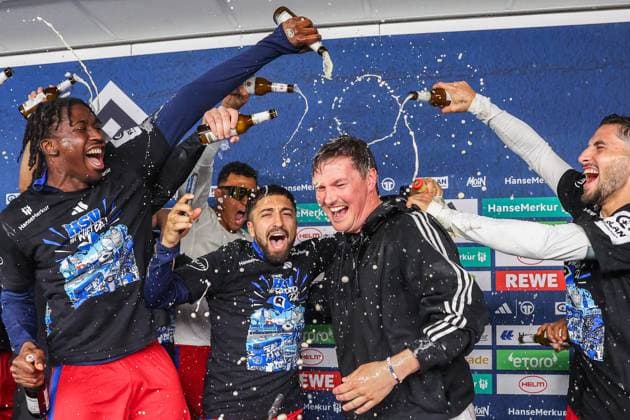 2. Bundesliga - Hamburger SV - SSV Ulm am 10.05.2025 im Volksparkstadion in Hamburg Trainer Merlin Polzin (Hamburg) wird auf der Pressekonferenz mit einer Bierdusche u.a. Joel Agyekum (Hamburg 39) , Immanuel Pherai (Hamburg 10) , Ludovit Reis (Hamburg 14) überrascht