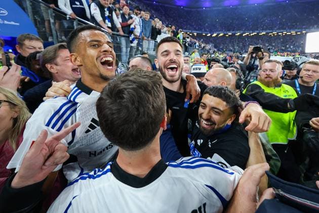 2. Bundesliga - Hamburger SV - SSV Ulm am 10.05.2025 im Volksparkstadion in Hamburg Jubel und Freude über den Aufstieg, hier um Mario Vuskovic (Hamburg 44)
