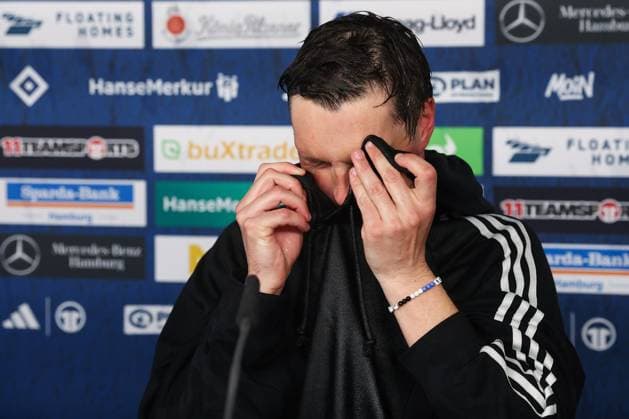 2. Bundesliga - Hamburger SV - SSV Ulm am 10.05.2025 im Volksparkstadion in Hamburg Trainer Merlin Polzin (Hamburg) wird auf der Pressekonferenz mit einer Bierdusche überrascht und wischt sich das Bier aus dem Gesicht