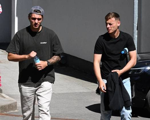 10.05.2025, xophax, Fussball 2.Fussball Bundesliga, 1.FC Köln Aufstiegsfeier geplatzt. Elversberg und Paderborn gewinnen. Julian Pauli , links und Marvin Obuz (DFL DFB REGULATIONS PROHIBIT ANY USE OF PHOTOGRAPHS as IMAGE SEQUENCES and or QUASI-VIDEO) Köln