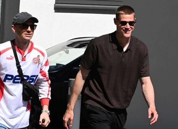 10.05.2025, xophax, Fussball 2.Fussball Bundesliga, 1.FC Köln Aufstiegsfeier geplatzt. Elversberg und Paderborn gewinnen. Christian Osebold und Steffen Tigges , rechts (DFL DFB REGULATIONS PROHIBIT ANY USE OF PHOTOGRAPHS as IMAGE SEQUENCES and or QUASI-VIDEO) Köln