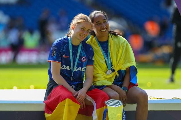 10th May 2025; Stamford Bridge, London, England; Womens Super League Football, Chelsea versus Liverpool; Sjoeke Nusken and Mayra Ramirez of Chelsea posing with the Womens Super League winners trophy  ActionPlus12786237 KatiexChan