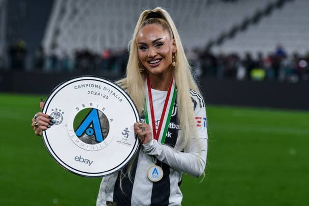 Fußball, Frauen, Juventus Turin - Inter Mailand Juventus v FC Internazionale - Women Serie A Play-off Group A Alisha Lehmann of Juventus Women holds the Scudetto cup after the Italian Women Serie A matchday 10 of the Scudetto pool between Juventus Women and Inter Women at Allianz Stadium in Torino, Italy. Torino Italy  Copyright: xAndreaxxAmatox originalFilename:amato-notitle250510_npV6h.jpg