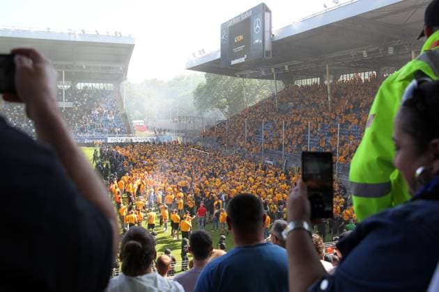 10.05.2025, xrekx, Fussball 3.Liga, SV Waldhof Mannheim - Dynamo Dresden v.l. Platzsturm Dynamo Fans Polizei im Innenraum dynamo Fans ,Stimmung, Schals, Trikot, Fahne, Banner, Ultras, Zuschauer, Besucher, Choreo, Choreografie, atmosphere, spectators, Visitors, Pyrotechnik, Polizeipferde (DFL DFB REGULATIONS PROHIBIT ANY USE OF PHOTOGRAPHS as IMAGE SEQUENCES and or QUASI-VIDEO) Mannheim